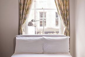 JOIVY Iconic Cockburn Street 4 Bedroom Apartment: Heart of Old Town