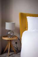 JOIVY Iconic Cockburn Street 4 Bedroom Apartment: Heart of Old Town