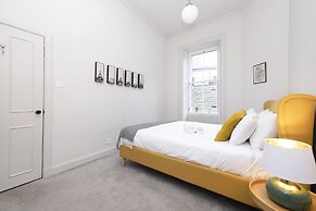 JOIVY Iconic Cockburn Street 4 Bedroom Apartment: Heart of Old Town