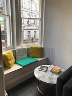 JOIVY Iconic Cockburn Street 4 Bedroom Apartment: Heart of Old Town