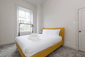 JOIVY Iconic Cockburn Street 4 Bedroom Apartment: Heart of Old Town