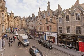 JOIVY Iconic Cockburn Street 4 Bedroom Apartment: Heart of Old Town