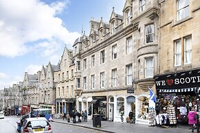 JOIVY Iconic Cockburn Street 4 Bedroom Apartment: Heart of Old Town