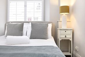 JOIVY Iconic Cockburn Street 4 Bedroom Apartment: Heart of Old Town