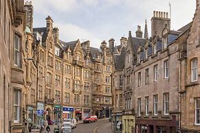 JOIVY Iconic Cockburn Street 4 Bedroom Apartment: Heart of Old Town