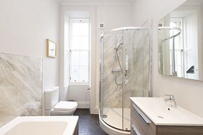 JOIVY Iconic Cockburn Street 4 Bedroom Apartment: Heart of Old Town