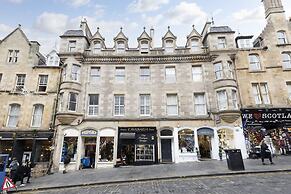 JOIVY Iconic Cockburn Street 4 Bedroom Apartment: Heart of Old Town