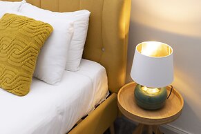 JOIVY Iconic Cockburn Street 4 Bedroom Apartment: Heart of Old Town