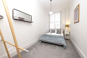 JOIVY Iconic Cockburn Street 4 Bedroom Apartment: Heart of Old Town