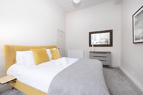 JOIVY Iconic Cockburn Street 4 Bedroom Apartment: Heart of Old Town