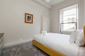 JOIVY Iconic Cockburn Street 4 Bedroom Apartment: Heart of Old Town