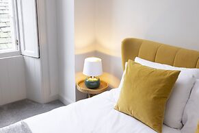 JOIVY Iconic Cockburn Street 4 Bedroom Apartment: Heart of Old Town