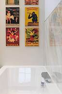 JOIVY Iconic Cockburn Street 4 Bedroom Apartment: Heart of Old Town