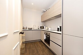 JOIVY Iconic Cockburn Street 4 Bedroom Apartment: Heart of Old Town