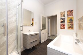 JOIVY Iconic Cockburn Street 4 Bedroom Apartment: Heart of Old Town