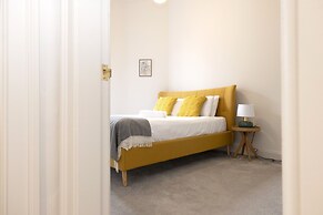 JOIVY Iconic Cockburn Street 4 Bedroom Apartment: Heart of Old Town