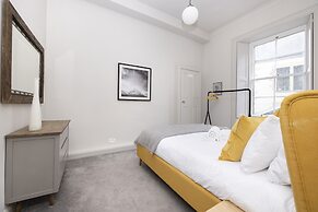 JOIVY Iconic Cockburn Street 4 Bedroom Apartment: Heart of Old Town