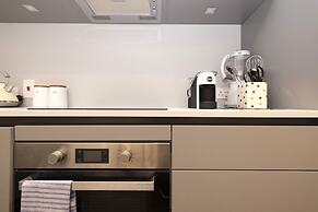 JOIVY Iconic Cockburn Street 4 Bedroom Apartment: Heart of Old Town