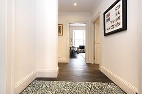 JOIVY Iconic Cockburn Street 4 Bedroom Apartment: Heart of Old Town