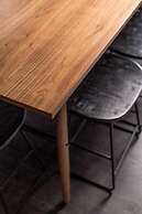 JOIVY Iconic Cockburn Street 4 Bedroom Apartment: Heart of Old Town