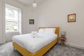 JOIVY Iconic Cockburn Street 4 Bedroom Apartment: Heart of Old Town