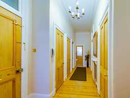 JOIVY Fabulous Ground-floor 3-bedroom Near Old Town