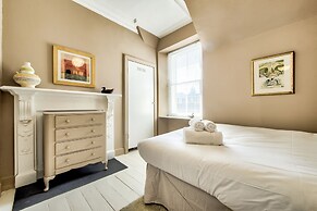 JOIVY Famous St. Mary's Street Old Town Apartment