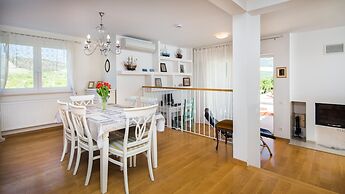 Stunning Villa Sofia With Heated Pool IN Split Hinterland