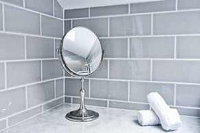 JOIVY Luxury George Street Apartments: Castle Suite