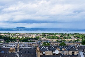 JOIVY Luxury George Street Apartments: Castle Suite