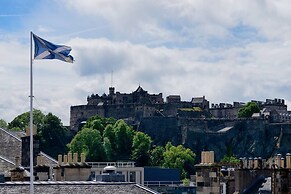 JOIVY Luxury George Street Apartments: Castle Suite