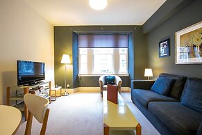 JOIVY Perfect Location! Charming Rose St Apt for Couples
