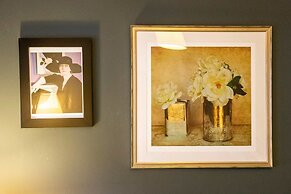 JOIVY Perfect Location! Charming Rose St Apt for Couples