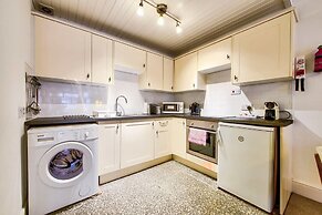 JOIVY Perfect Location! Charming Rose St Apt for Couples