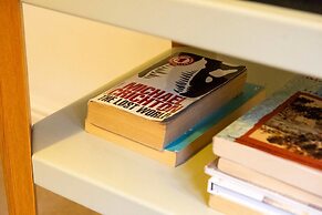 JOIVY Perfect Location! Charming Rose St Apt for Couples