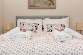 JOIVY Spacious 2 Bed Apt in Ideal City Centre Location