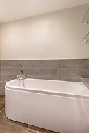 JOIVY Spacious 2 Bed Apt in Ideal City Centre Location