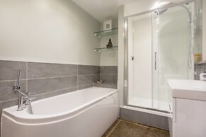 JOIVY Spacious 2 Bed Apt in Ideal City Centre Location