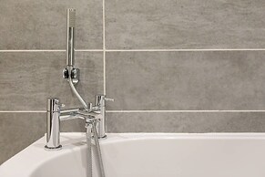 JOIVY Spacious 2 Bed Apt in Ideal City Centre Location