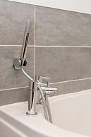 JOIVY Spacious 2 Bed Apt in Ideal City Centre Location