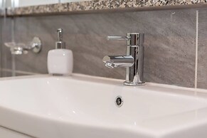 JOIVY Spacious 2 Bed Apt in Ideal City Centre Location