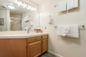 Silver Bear 19 with Covered Parking, Walk to Canyon Lodge by RedAwning