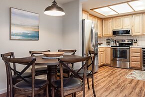 Silver Bear 19 with Covered Parking, Walk to Canyon Lodge by RedAwning