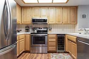 Silver Bear 19 with Covered Parking, Walk to Canyon Lodge by RedAwning