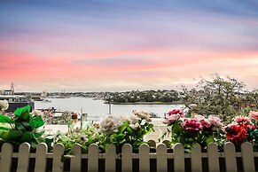 Waterview Terrace in Historic Rocks