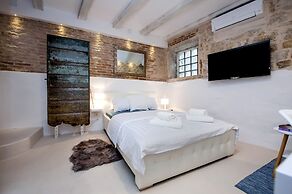 Luna Rooms and Studios