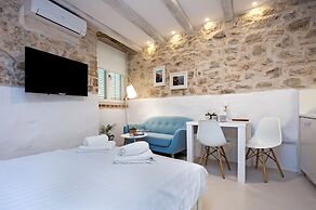 Luna Rooms and Studios