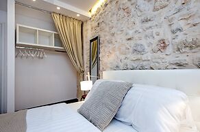 Luna Rooms and Studios