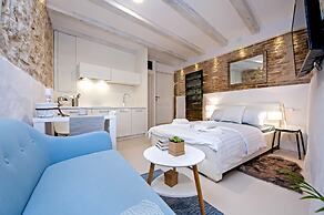 Luna Rooms and Studios