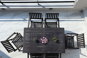 V1935 Luxurious Apartments